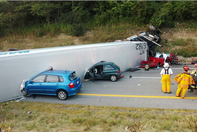 Odd Car Crashes (16 pics)