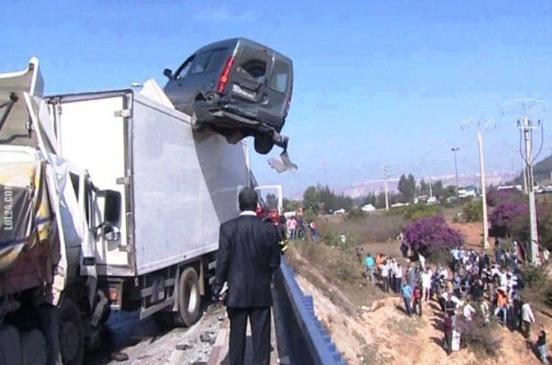 Odd Car Crashes (16 pics)