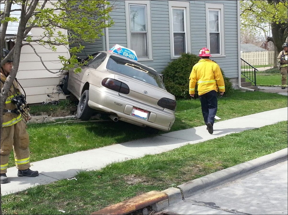 Odd Car Crashes (16 pics)