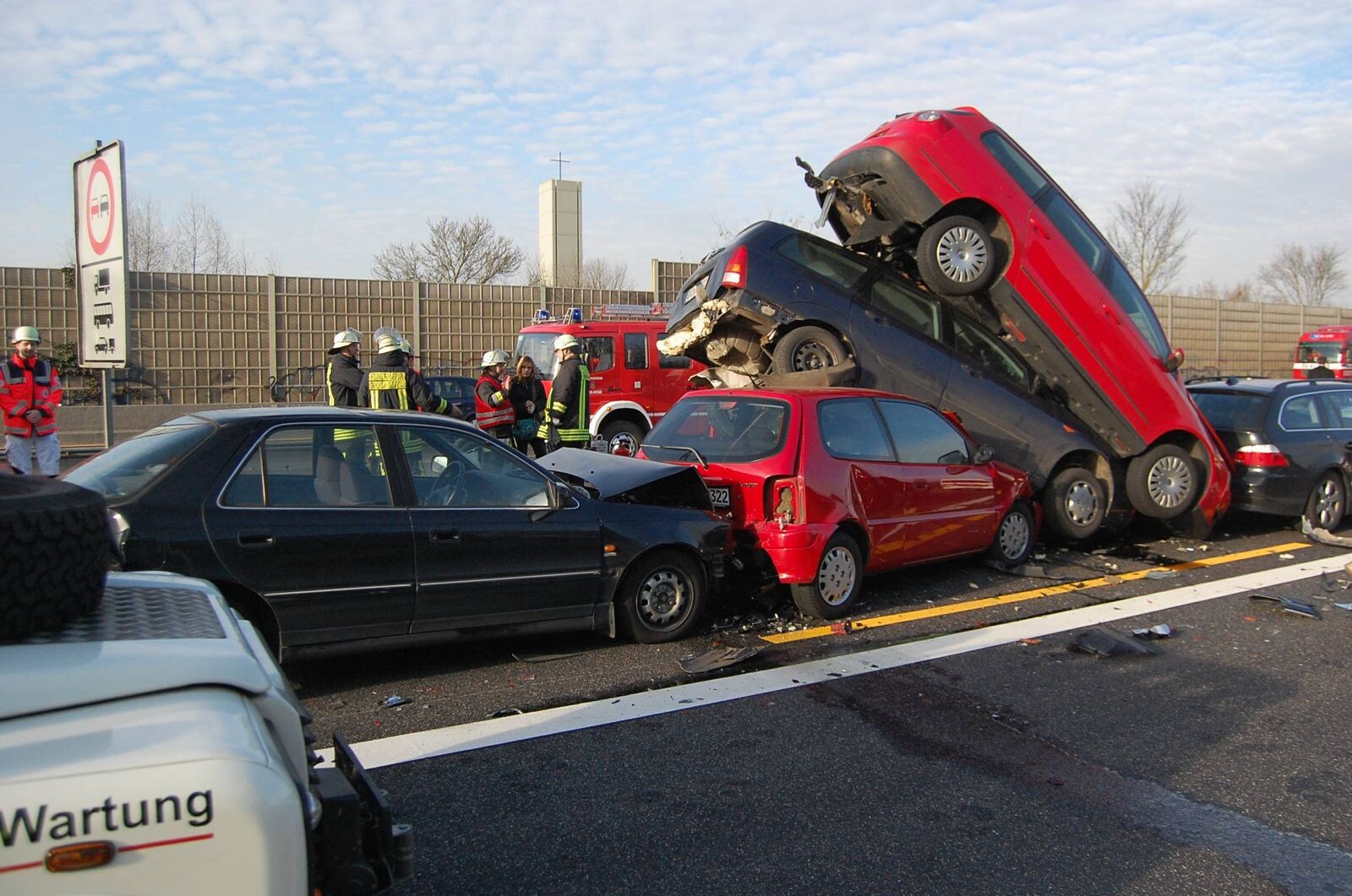 Odd Car Crashes (16 pics)