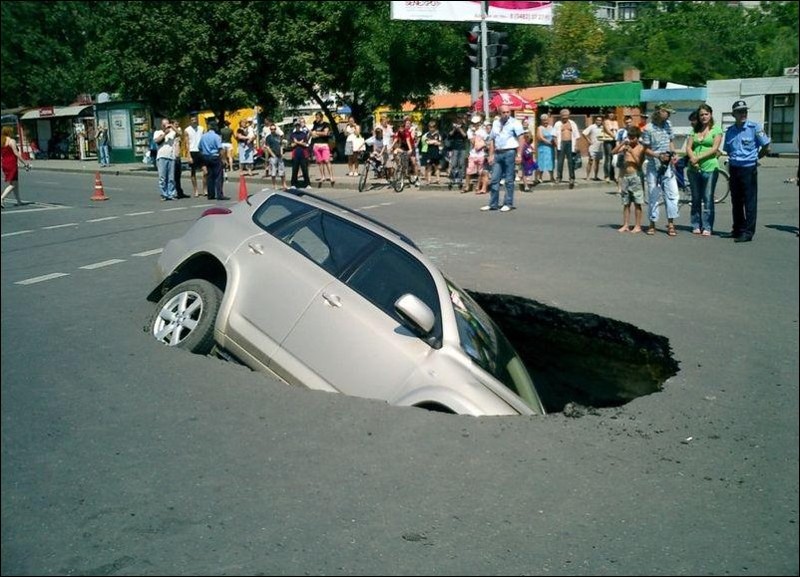 Odd Car Crashes (16 pics)