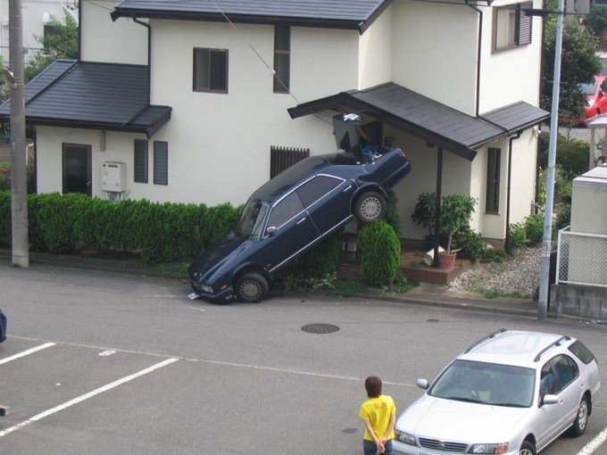 Odd Car Crashes (16 pics)
