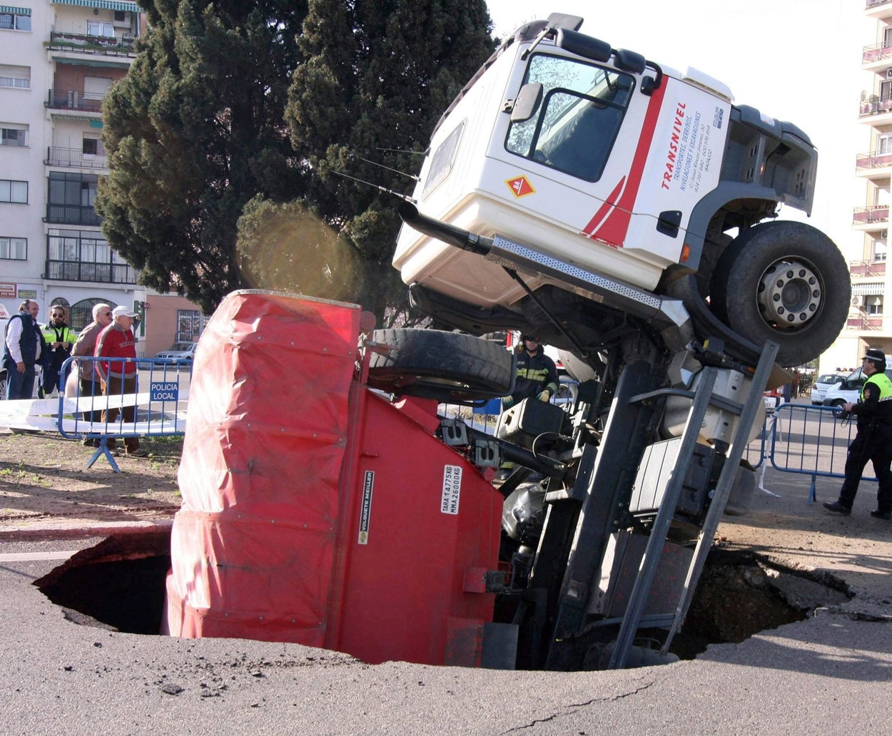 Odd Car Crashes (16 pics)