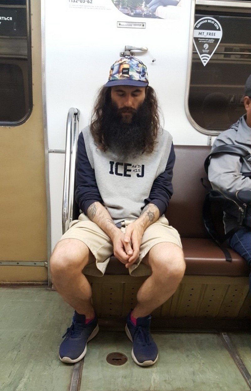 Strange People In The Subway (18 pics)