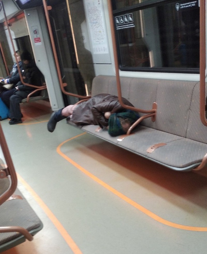 Strange People In The Subway (18 pics)