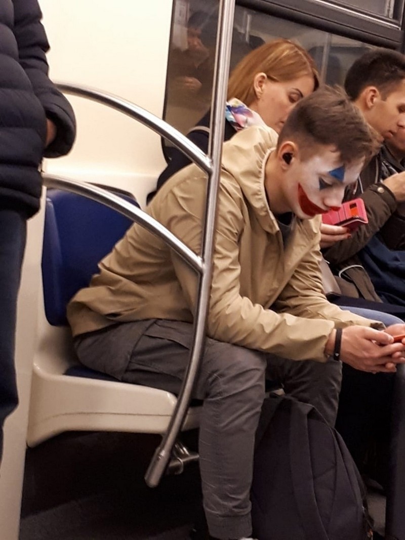 Strange People In The Subway (18 pics)