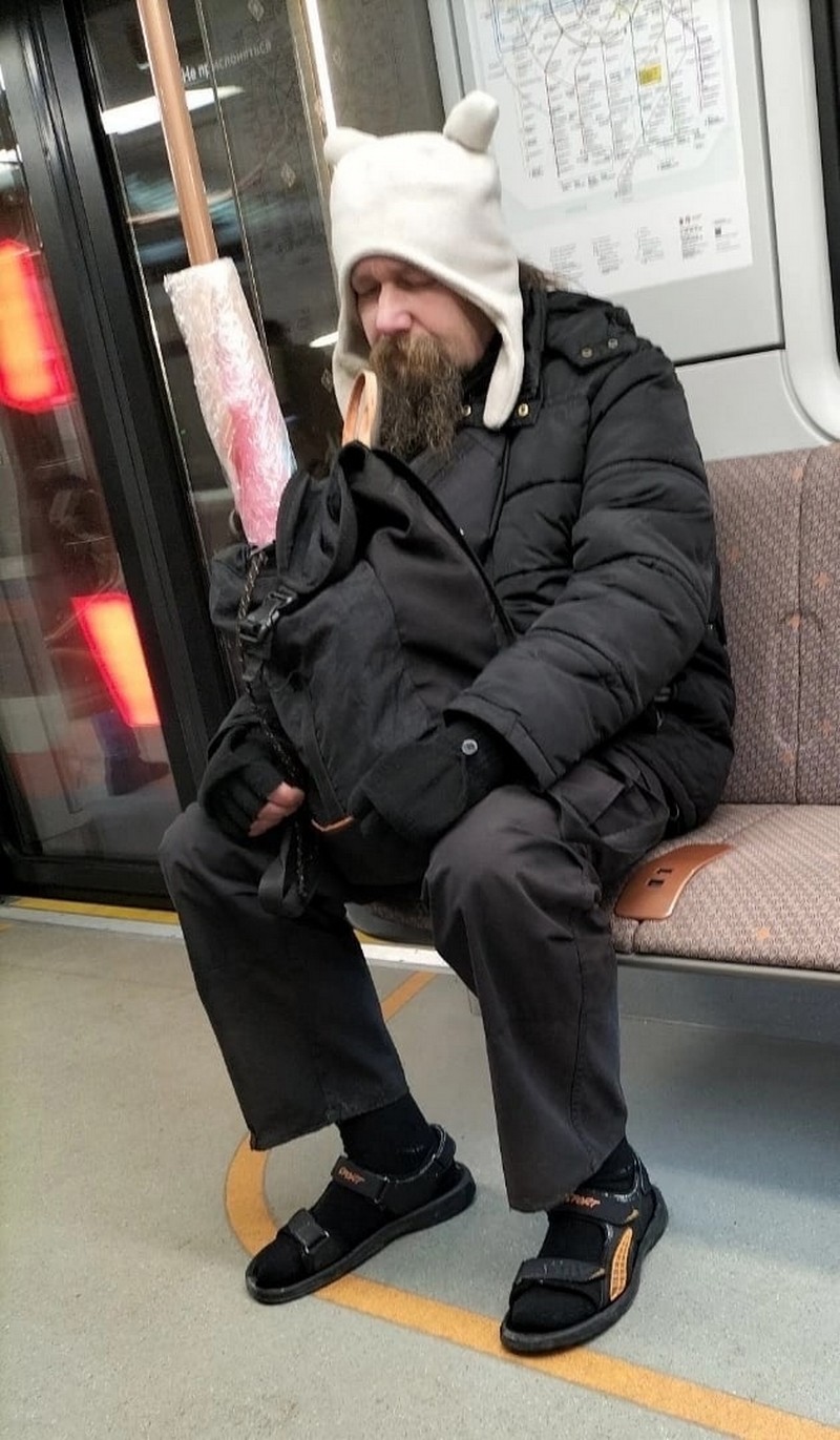 Strange People In The Subway (18 pics)