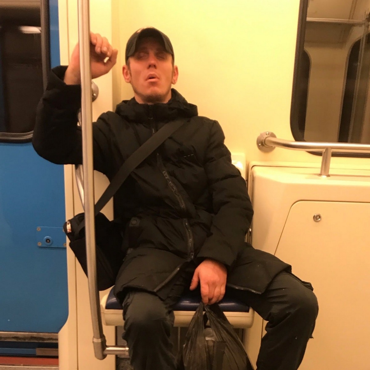 Strange People In The Subway (18 pics)
