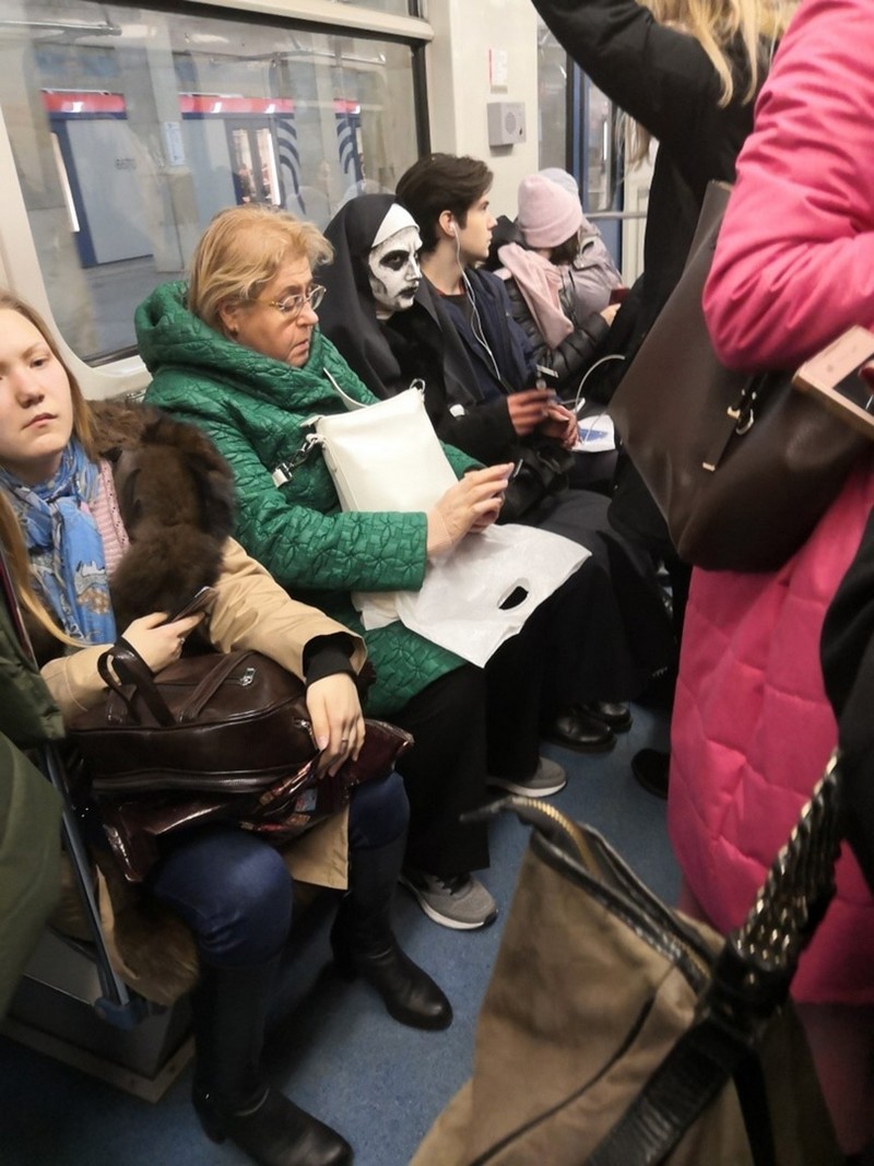 Strange People In The Subway (18 pics)