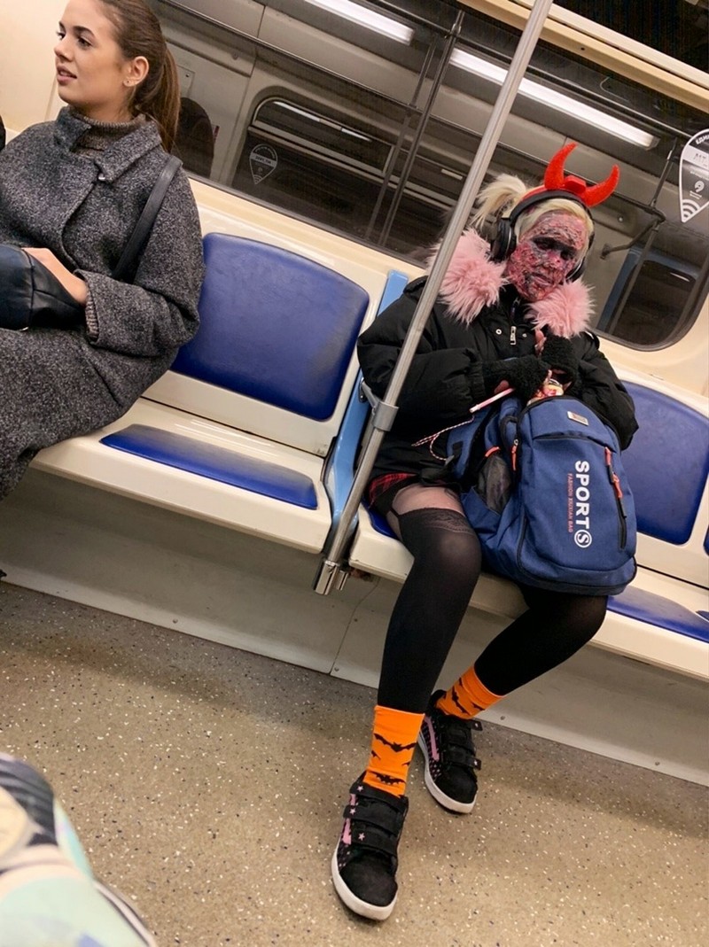Strange People In The Subway (18 pics)