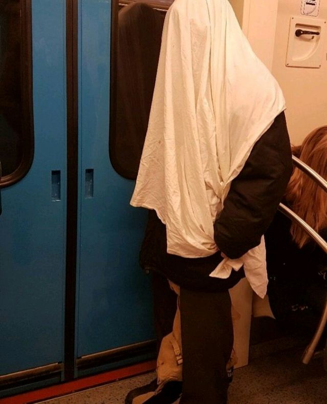 Strange People In The Subway (18 pics)