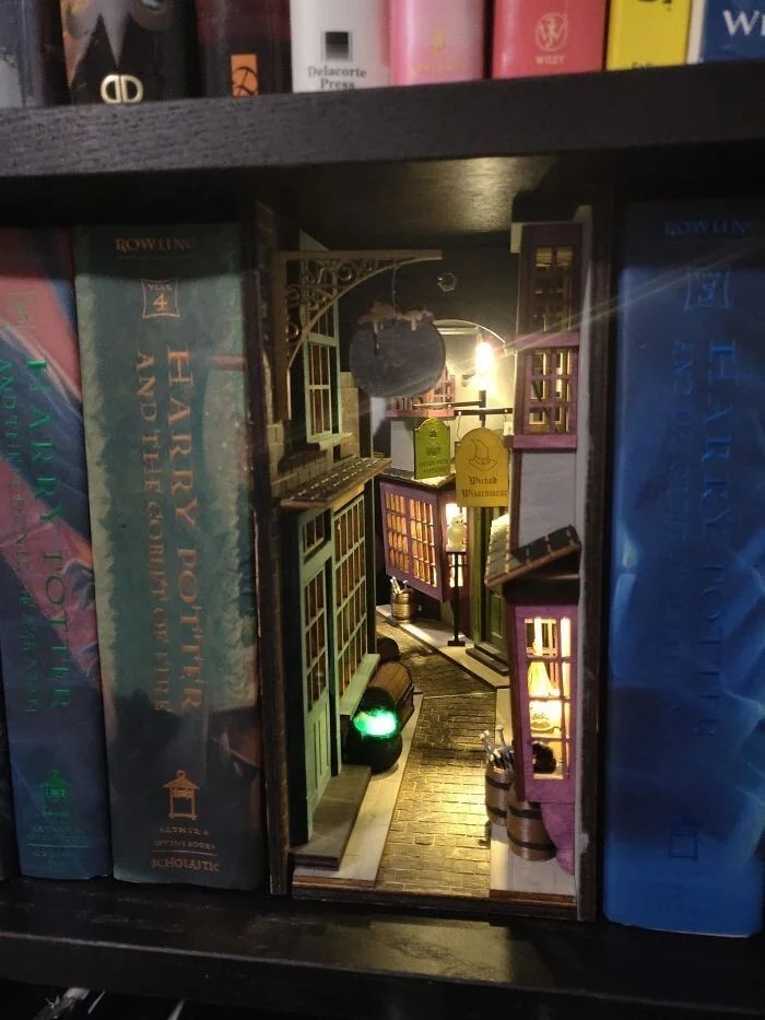 Cool Bookshelf Dividers (22 pics)