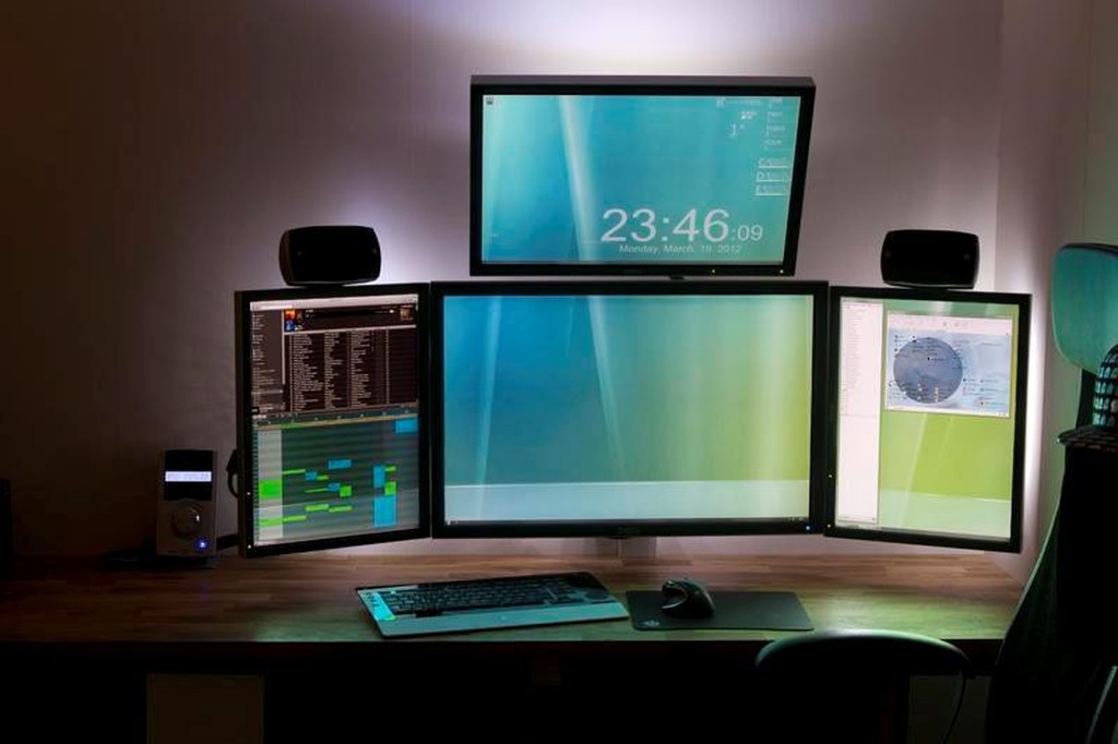Perfect Places For Computers (20 pics)