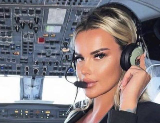 Hot Flight Attendants (33 pics)
