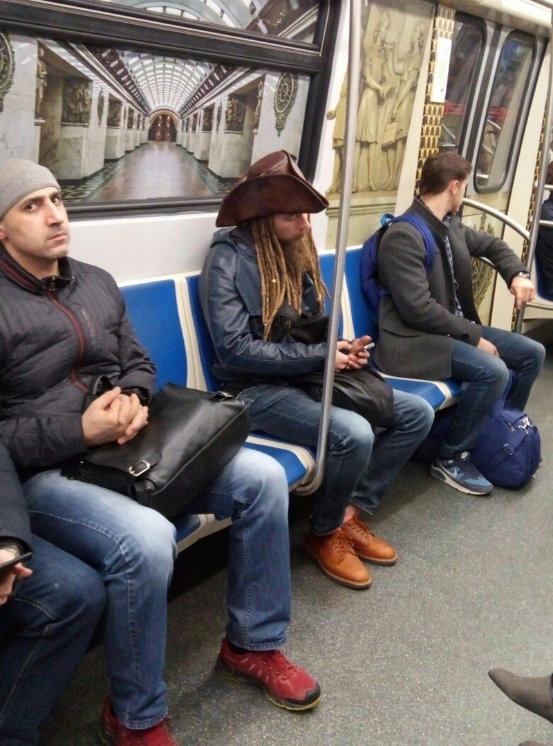 Strange People In The Subway (19 pics)