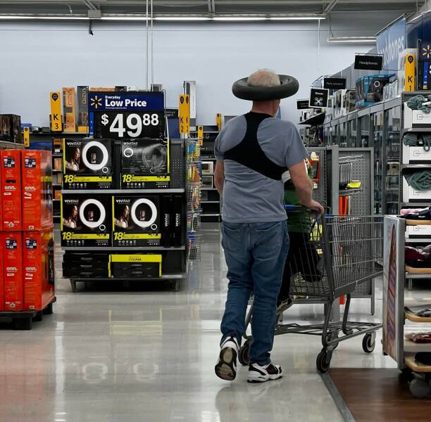 Strange People In Stores (22 pics)