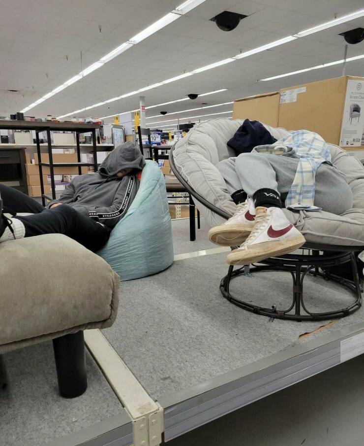 Strange People In Stores (22 pics)
