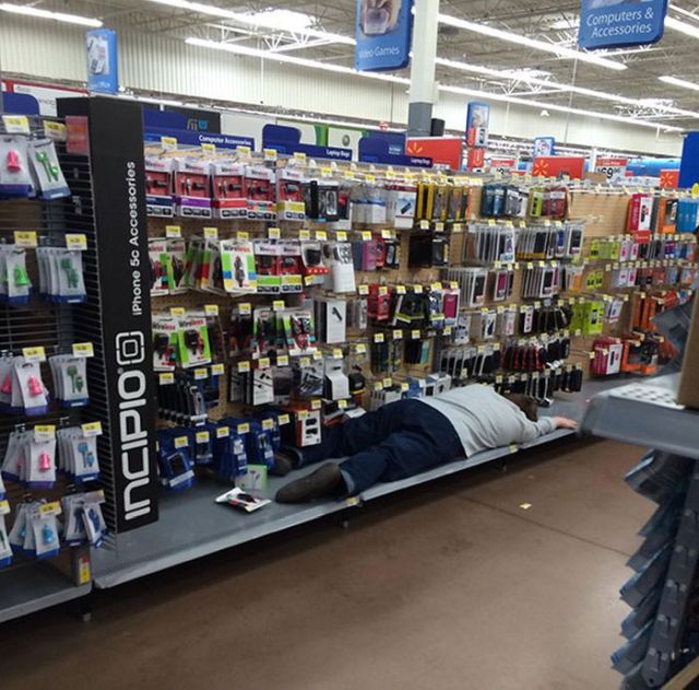 Strange People In Stores (22 pics)