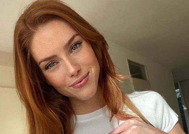 Busty Girls (34 pics)