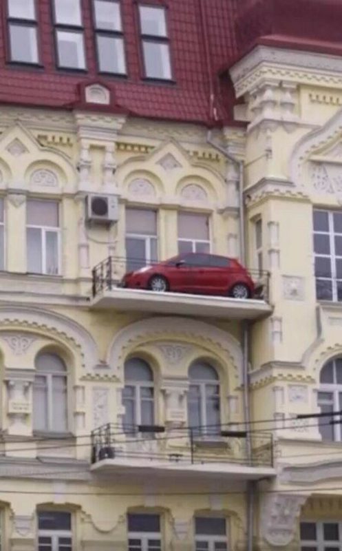 What Is Going On Here? (18 pics)