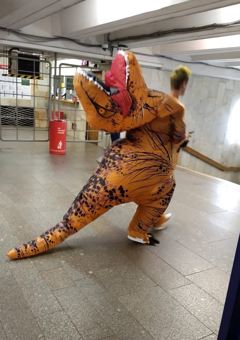 Strange People In The Subway (19 pics)