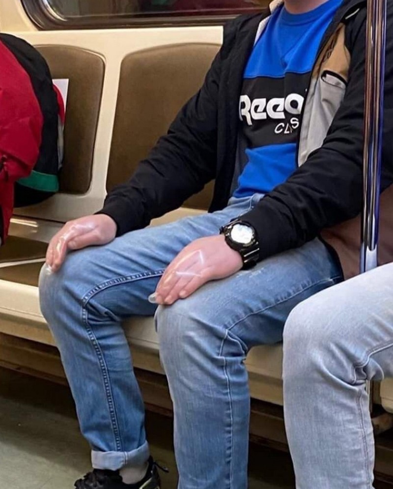 Strange People In The Subway (19 pics)