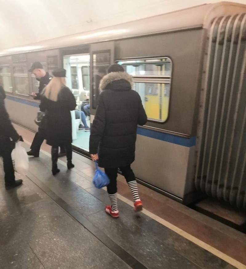 Strange People In The Subway (19 pics)