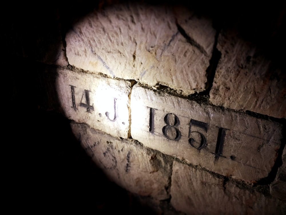 Abandoned Parisian Catacombs (35 pics)