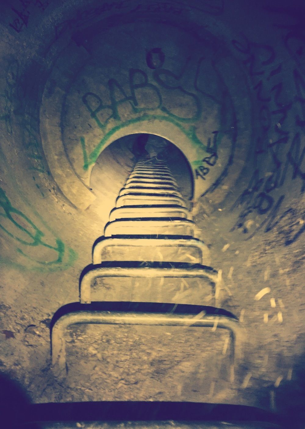 Abandoned Parisian Catacombs (35 pics)