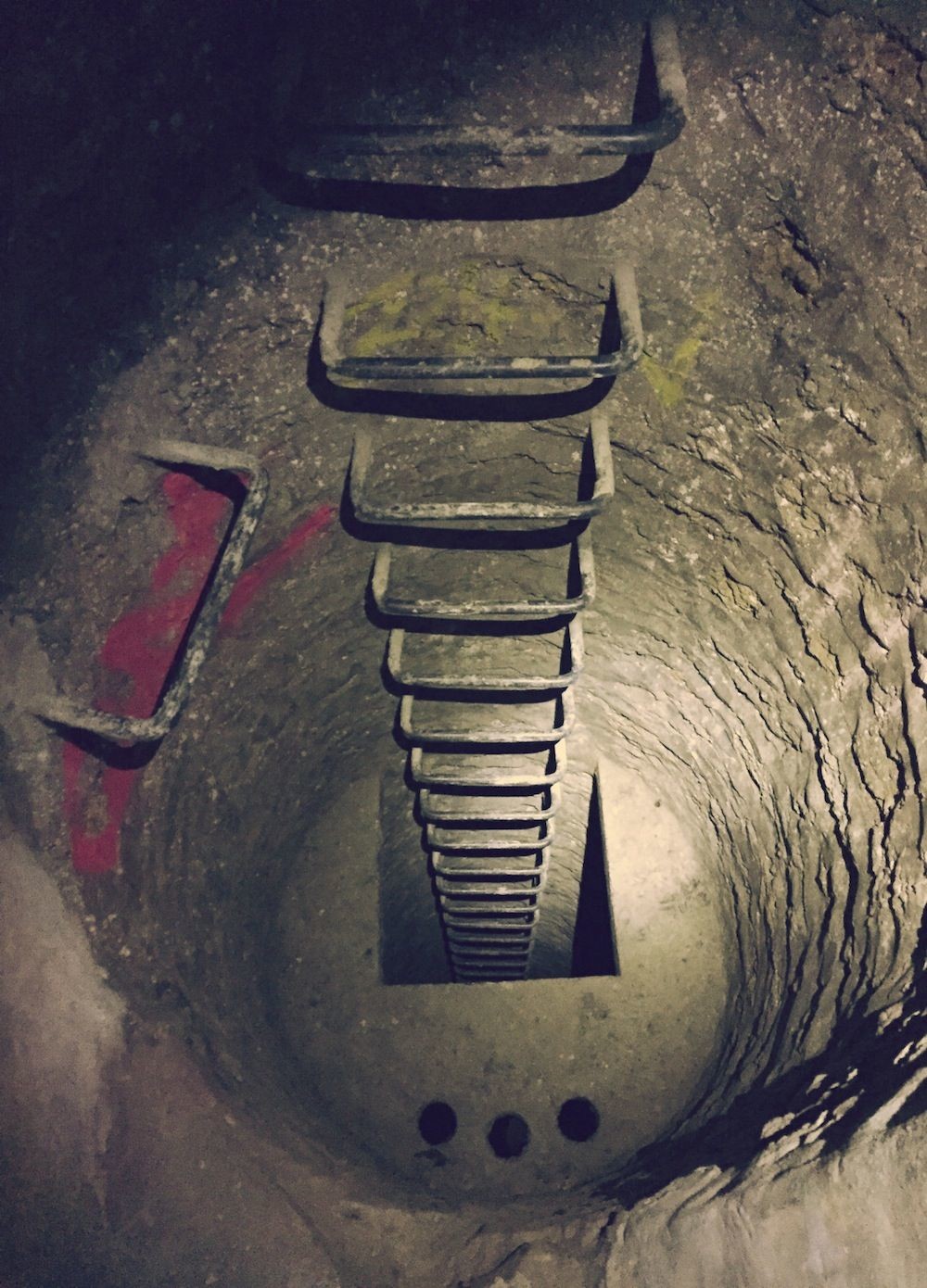 Abandoned Parisian Catacombs (35 pics)