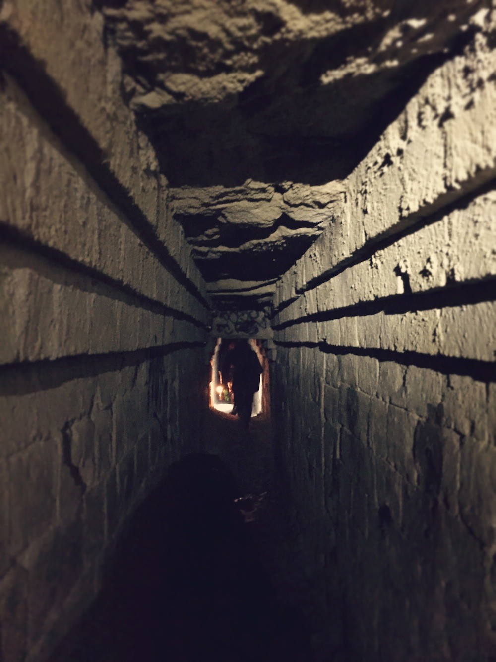 Abandoned Parisian Catacombs (35 pics)