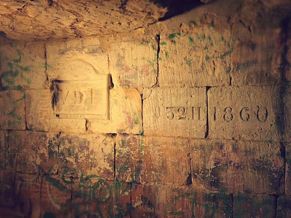 Abandoned Parisian Catacombs (35 pics)