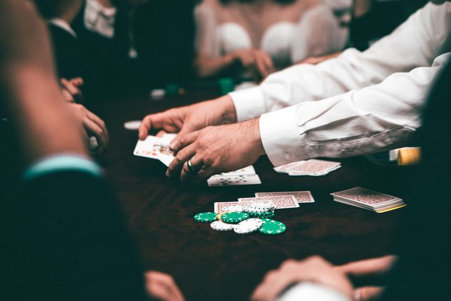 How do live dealer casinos work? How do live dealer casinos work?