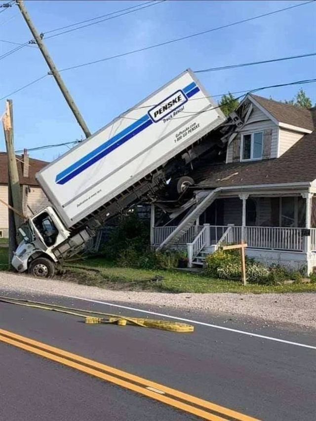 Odd Car Crashes (25 pics)