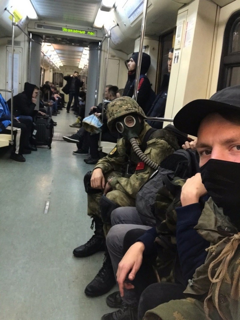 Strange People In The Subway (18 pics)