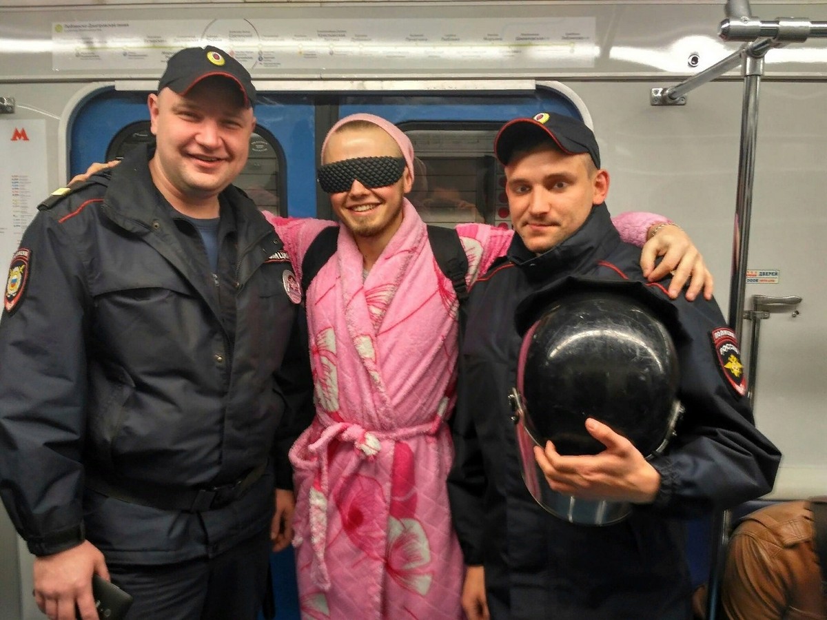 Strange People In The Subway (18 pics)