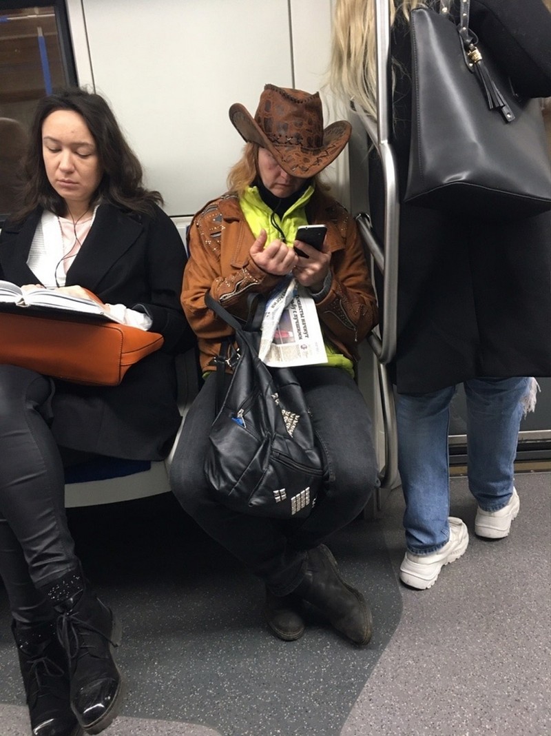 Strange People In The Subway (18 pics)