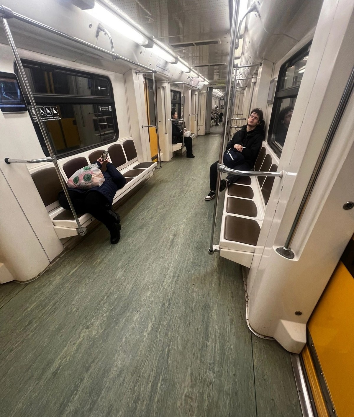 Strange People In The Subway (18 pics)