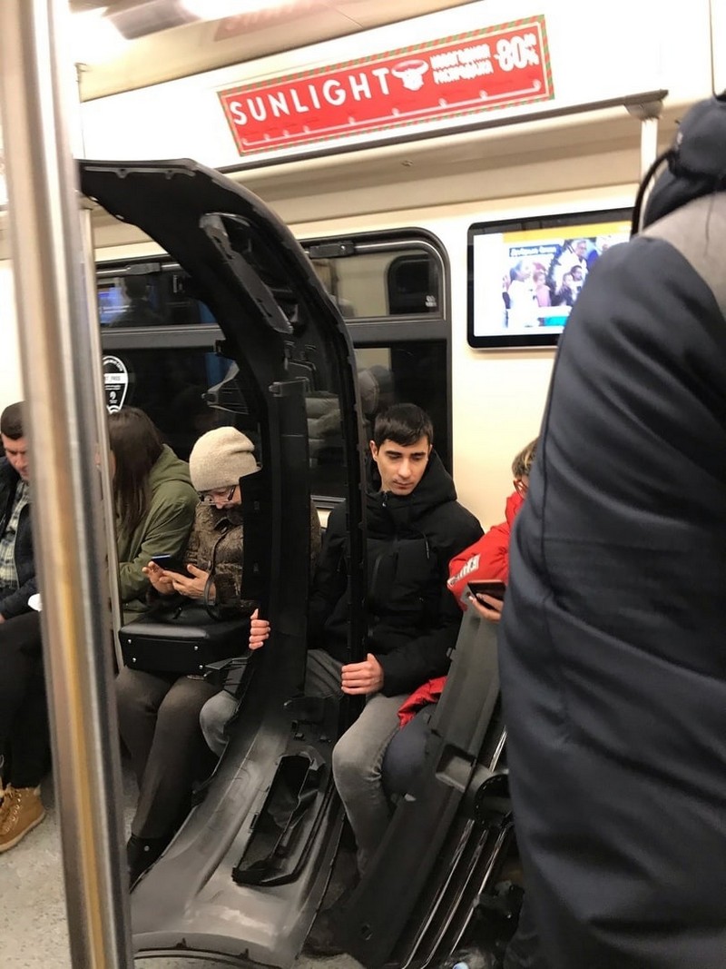 Strange People In The Subway (18 pics)