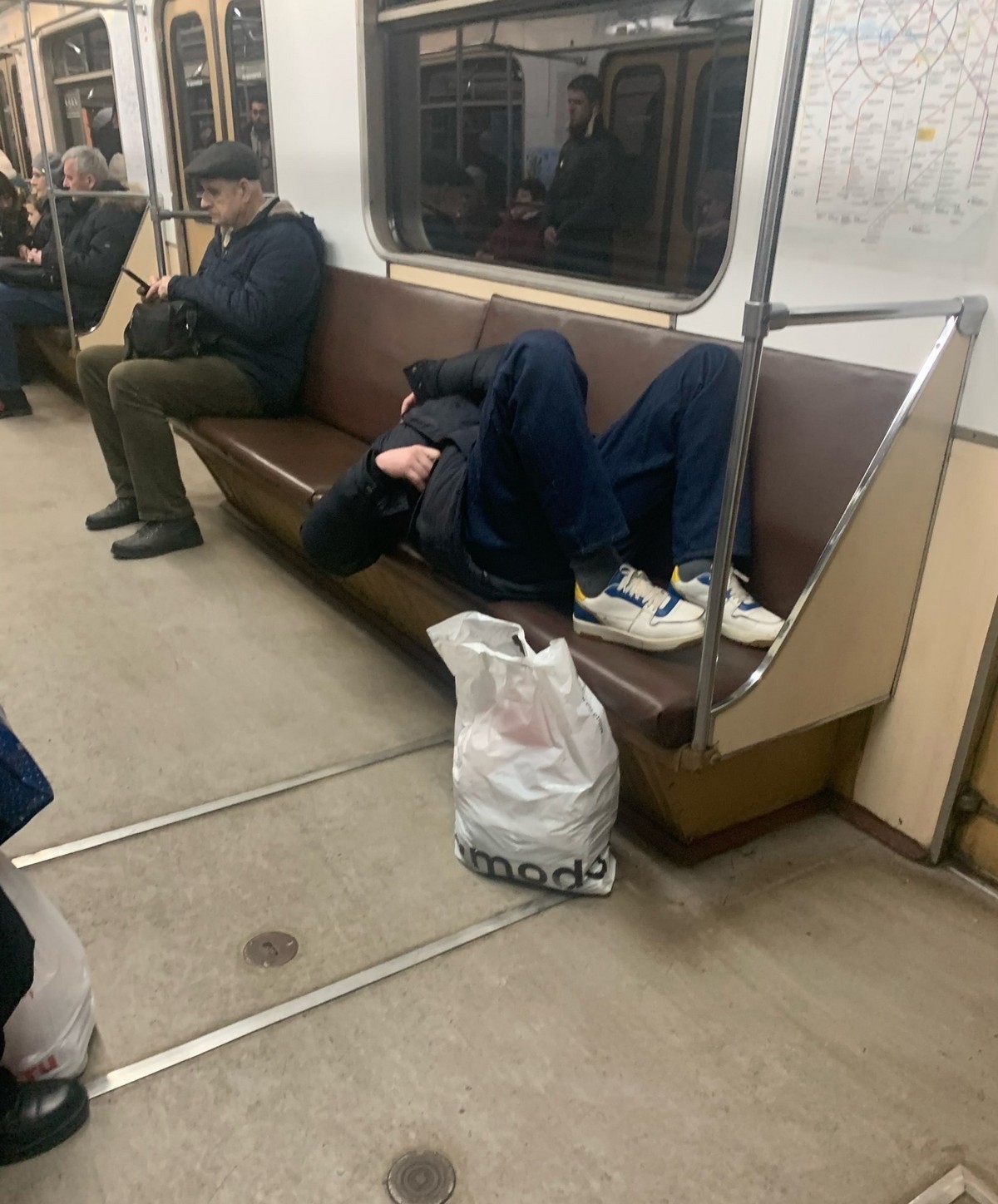 Strange People In The Subway (18 pics)