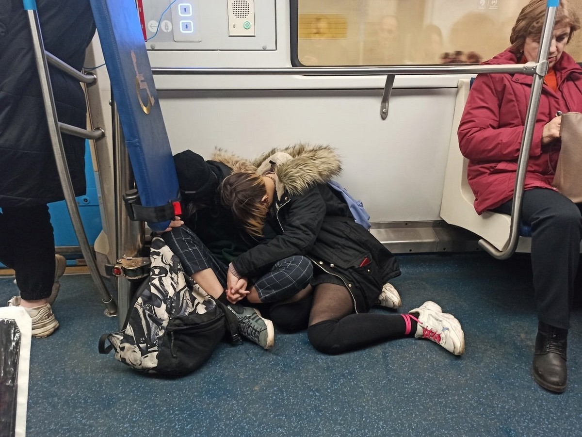 Strange People In The Subway (18 pics)