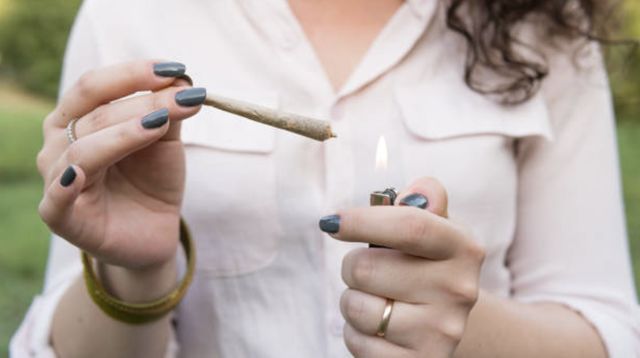10 Hottest Female Celebrities Who Smoke Weed Without Shame