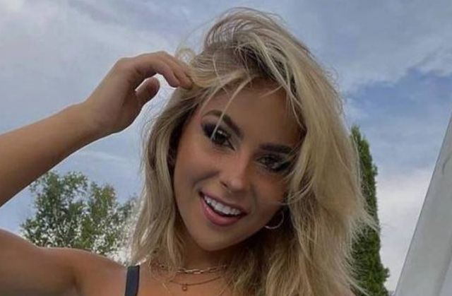 Busty Girls (45 pics)