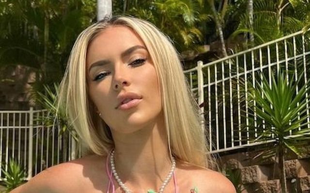 Busty Girls (33 pics)
