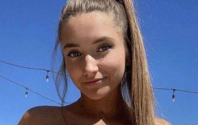 Braless Girls (37 pics)