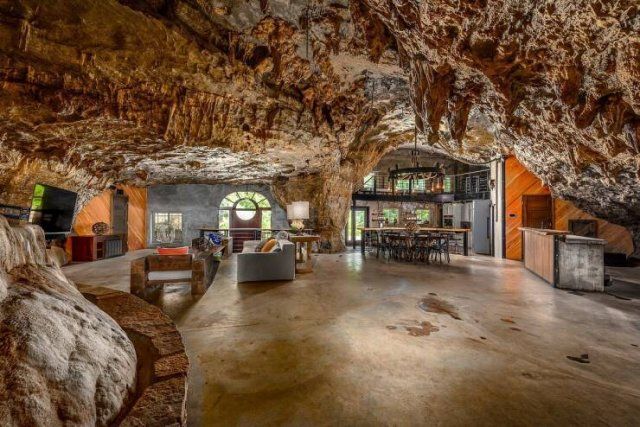Amazing Apartments In A Cave (45 pics)