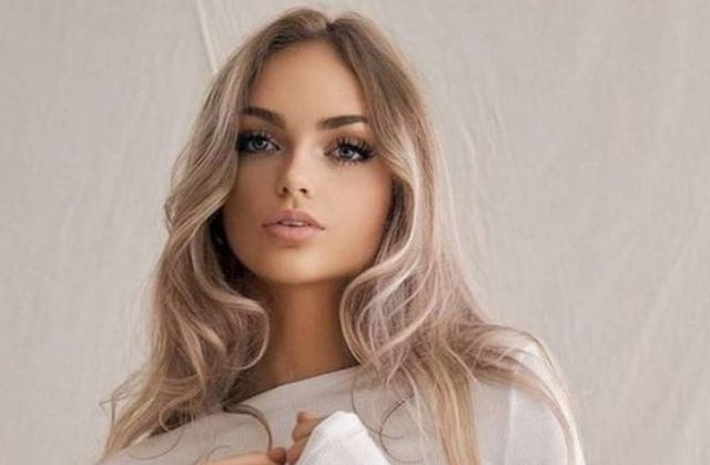 Girls With Handbras (45 pics)