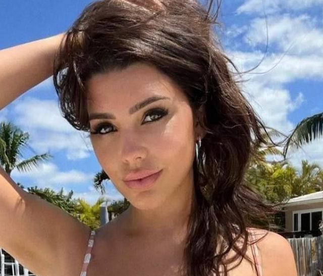 Busty Girls (49 pics)