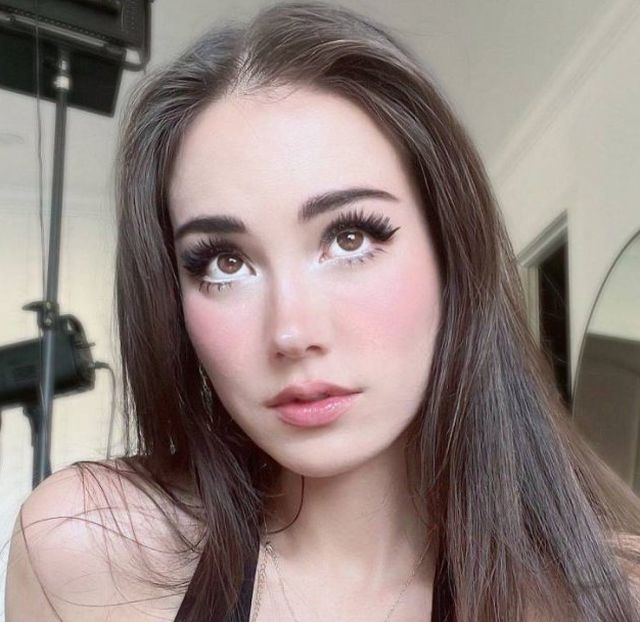 Busty Girls (55 pics)
