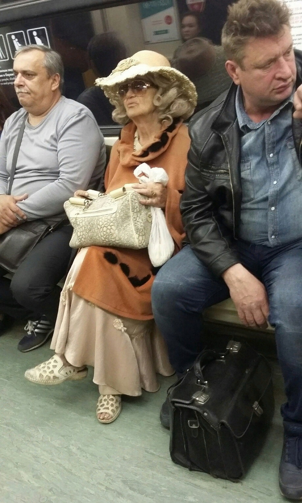 Strange People In The Subway (21 pics)